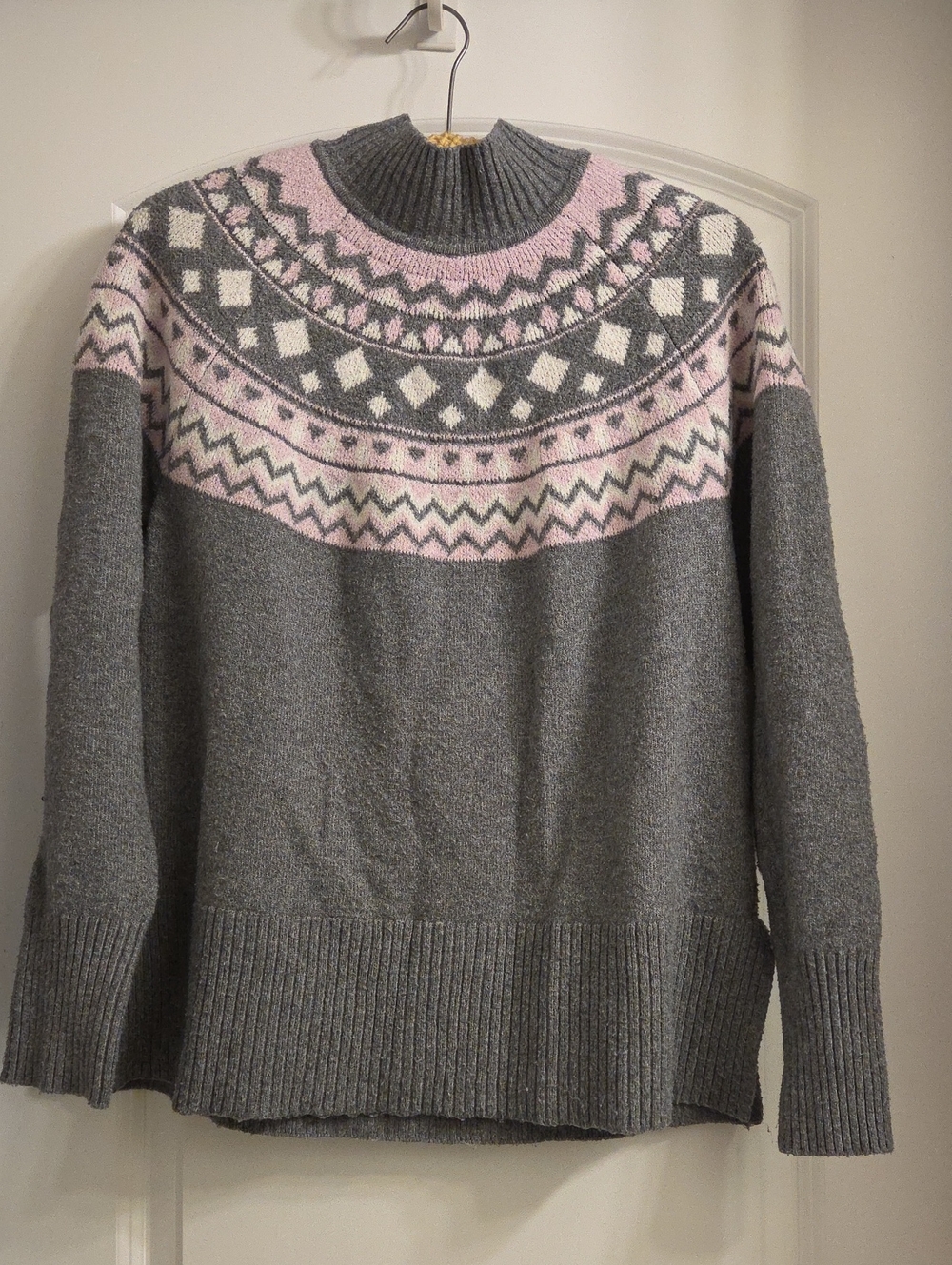 Tahari Women's Gray and Pink Fair Isle Sweater - Soft Knit Pullover